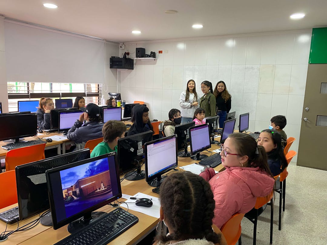 A computer classroom with kids in a ASOFI Bootcamp